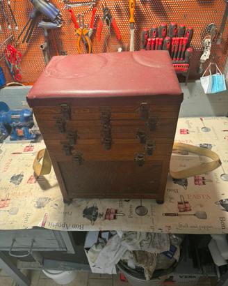 Sgabello con attrezzatura da pesca 