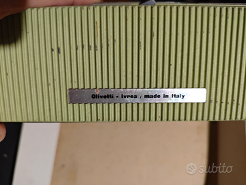 Macchina da scrivere Olivetti (lettera 32)