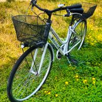 Bicicletta da donna con accessori pari al nuovo 
