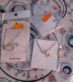 orecchini e bracciali ferma capelli ecc.