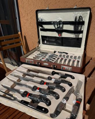 Valigetta con coltelli, forchette, fornici