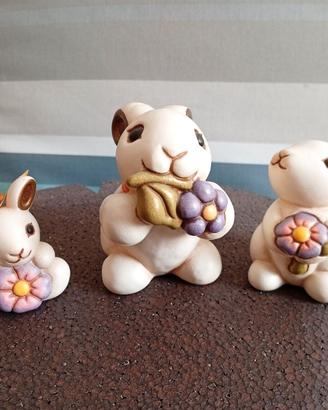 Famiglia conigli Thun con fiore   