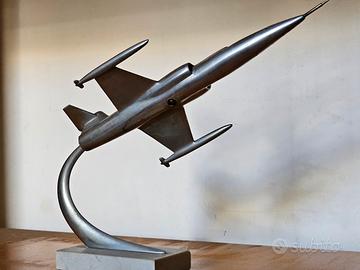 Modello aereo da scrivania d'epoca in metallo 