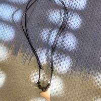 collana in filo con dente di squalo 