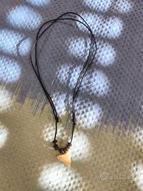 collana in filo con dente di squalo 