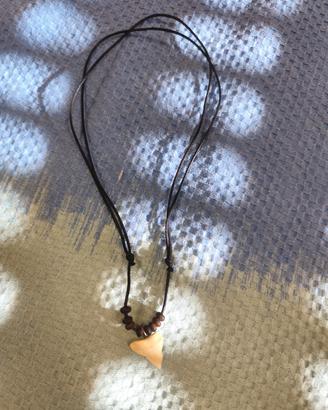 collana in filo con dente di squalo 