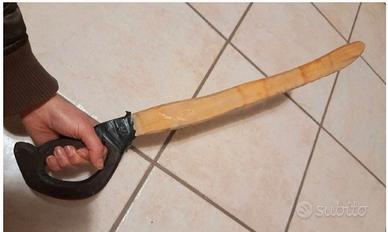 spada di legno giocattolo