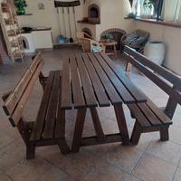 Tavolo e panche da esterno in legno massiccio
