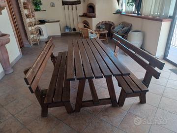 Tavolo e panche da esterno in legno massiccio