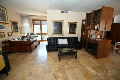 Cagliari, via Parigi, villa con giardino ampio