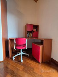 scrivania angolare con libreria sospesa