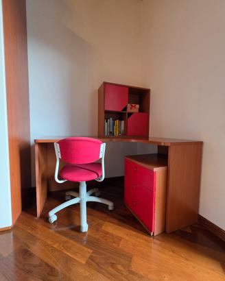 scrivania angolare con libreria sospesa
