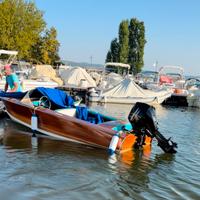 Motoscafo d'epoca in legno