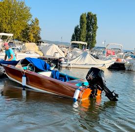 Motoscafo d'epoca in legno