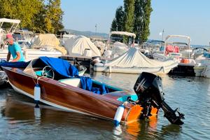 Motoscafo d'epoca in legno