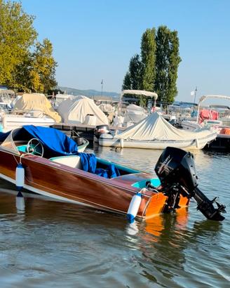 Motoscafo d'epoca in legno
