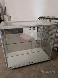 Vetrinetta con ruote