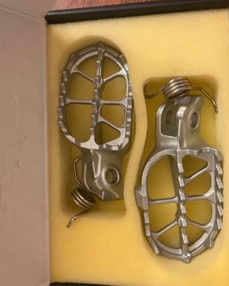 Pedane moto marca Geco