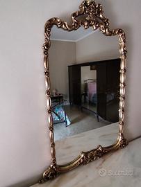 Specchio con cornice dorata 