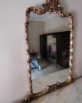 Specchio con cornice dorata 