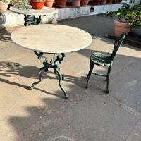 Tavoli con base in ghisa