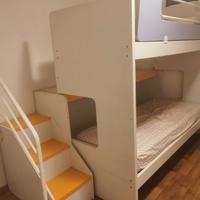 letto a castello con scale