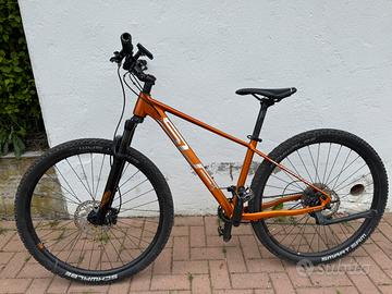MTB arancione con freni a disco – pronta all’uso