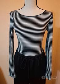 Maglia a righe bianche e blu.