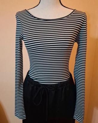 Maglia a righe bianche e blu.