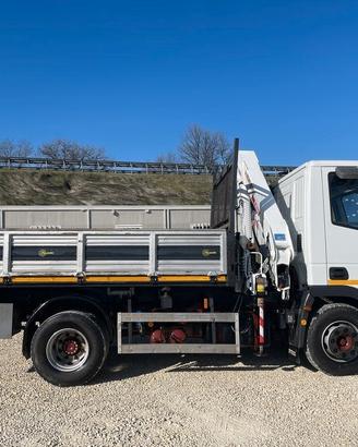 Autocarro IVECO 100 con gru