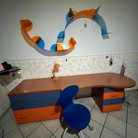 Scrivania con mensole e sedia