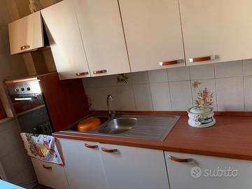 Cucina con forno e fornello