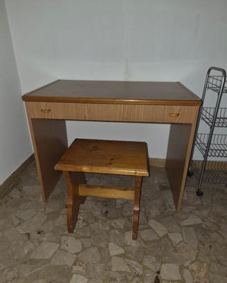 scrivania e due sgabelli 
