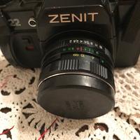 Macchina fotografica Zenit modello 122 con flash