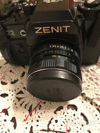 Macchina fotografica Zenit modello 122 con flash