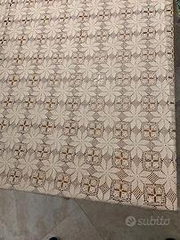 Copritavolo fatto a mano.