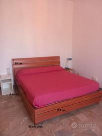 Letto matrimoniale in legno con doghe e testiera