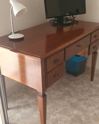 scrivania in legno  con poltroncina e vetrinetta