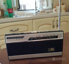 vecchia radio portatile Standard 