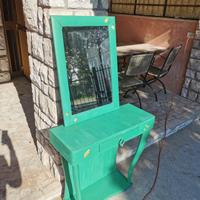 Mobiletto con specchio