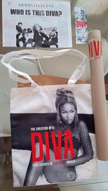 Tote bag di Guess + poster di Naomi Campbell nuovi