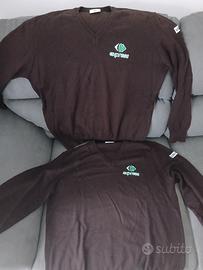 Maglione scuro , modello elegante