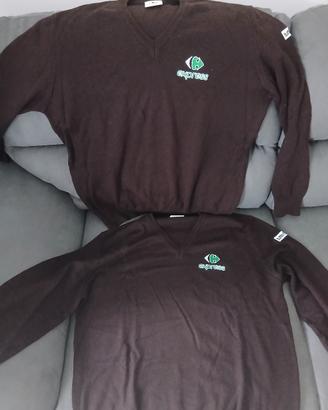 Maglione scuro , modello elegante