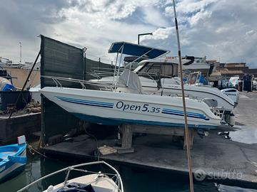 Barca nuova schizzo con motore