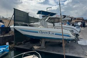 Barca nuova schizzo con motore