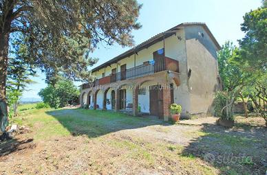 Cortona (AR), casa di campagna con terreno