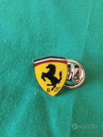 spilla smaltata Ferrari 