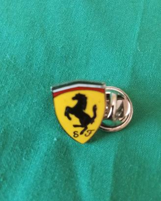 spilla smaltata Ferrari 