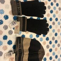 Capello e guanti Guess