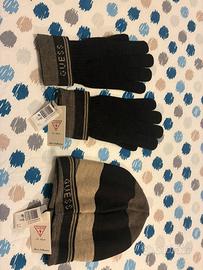 Capello e guanti Guess